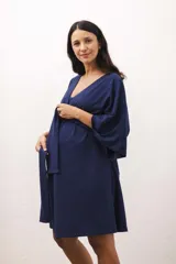 Bata de algodón suave con silueta adaptable y lazo de ajuste en la cintura, diseñada para brindar comodidad durante el embarazo y la lactancia.