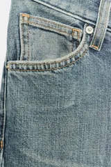 Jeans de tiro bajo y corte slim, color celeste con efecto lavado, con trabillas, cinco bolsillos y cierre frontal con cremallera y botón metálico.