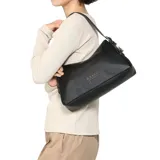 Cartera de hombro marca Guess, modelo Alisha, color negro con textura granulada. Presenta cierre superior de cremallera, asa fija y logo frontal en letras doradas. Incluye un dije decorativo de candado dorado en el lateral.