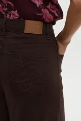 Jean marrón de pierna ancha y tiro alto, con diseño wide leg y costuras frontales decorativas.