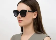 Lentes de sol INVU modelo B2328A, con montura negra de acetato y lentes polarizadas con degradé de gris a transparente.