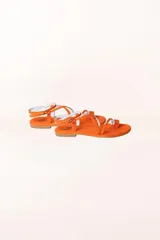 Sandalias planas color naranja de tiras finas, con suela plana y puntera descubierta.