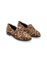 Mocasín de cuero con pelo y estampado animal print de leopardo, con silueta clásica, costuras visibles en el empeine y suela plana de goma con pequeño tacón.