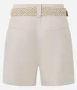 Short recto de cintura alta, color verde militar, con trabillas, pliegues delanteros y cierre tradicional. Confeccionado en mezcla de viscosa y lino, e incluye un cinturón de rafia artificial con hebilla de argollas.