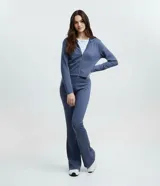 Pantalón flare de microfibra color verde militar, con cintura ancha y diseño ceñido en muslos con corte acampanado hacia el bajo.