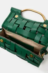 Bolso de mano con diseño de efecto trenzado en color verde, formato rectangular alargado, con asa metálica dorada integrada y cierre mediante doble clip.
