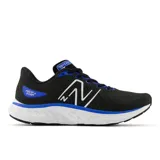 Championes de running New Balance Evoz V3, color negro con detalles en azul y blanco. Presentan entresuela Fresh Foam X para mayor amortiguación, capellada de malla transpirable sin costuras y suela de goma integrada.