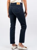 Pantalón recto color beige, de tiro medio.