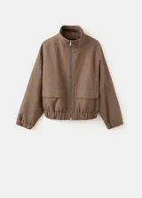 Chaqueta de diseño recto con estampado de pata de gallo, cuello alto y manga larga con puños elásticos. Cuenta con cierre delantero de cremallera y dos bolsillos con solapa en la parte delantera.