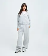 Saco femenino de algodón con capucha ajustable, mangas largas, cierre frontal con cremallera y bolsillos laterales.