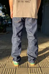 Pantalón de jean azul oscuro con corte baggy y calce relajado. Presenta cinco bolsillos clásicos y costuras reforzadas en tono contrastante.