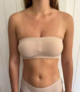 Banda de microfibra negra sin aro, con copas removibles y tejido flexible.