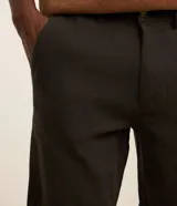 Bermuda recta de hombre confeccionada en mezcla de lino y algodón, con cintura con trabillas, cierre frontal y bolsillos.