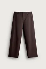 Pantalón de traje straight fit color marrón oscuro, confeccionado en tejido con lana. Cuenta con bolsillos frontales, bolsillos traseros de vivo y cierre frontal con cremallera y gancho metálico oculto.