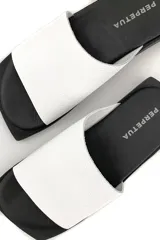 Sandalias de cuero color blanco con suela plana color negro.