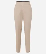 Pantalón de sastrería color beige, de corte recto y largo al tobillo. Presenta bolsillos traseros decorativos y una estructura limpia sin estampados, ideal para un look formal o casual.