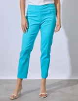 Pantalón blanco de gabardina elastizada, marca Ruby Rd, con pretina ancha elastizada, bolsillos delanteros simulados, bolsillos traseros aplicados y largo al tobillo.