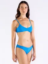 Bombacha de bikini de tiro medio color azul brillante, con diseño clásico de cobertura moderada.