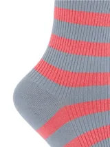 Medias de caña media con diseño de rayas horizontales en tonos gris y coral, con borde superior con volados y pequeño bordado de perro.