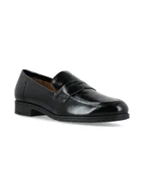 Mocasín de estilo clásico confeccionado en cuero charol negro, con detalle de antifaz en el empeine y suela plana con pequeño tacón.