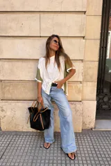 Remerón de manga corta, holgado, con cuello redondo. El cuerpo es blanco y las mangas son de color verde militar.