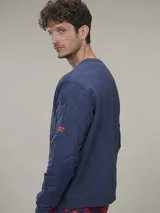 Buzo de cuello redondo con cuerpo de algodón y mangas de nylon capitoneadas. Presenta un bolsillo utilitario en la manga izquierda y puños de rib elástico.