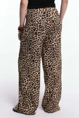 Pantalón de viscosa con estampado animal print de leopardo, cintura elastizada con lazo regulable y pierna recta.
