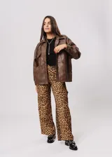 Pantalón de tiro alto con estampado animal print de leopardo, corte recto y bolsillos laterales.
