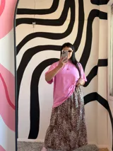 Remerón de algodón color rosa con logo bordado en rojo. Talle único, oversize y unisex.