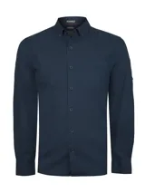 Camisa de manga larga azul marino confeccionada en popelina de algodón orgánico, con cuello camisero abotonado, bolsillo en el pecho con logo bordado y mangas ajustables.