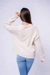 Sweater de punto con cuello redondo, manga larga y calce relajado. Presenta puños y ruedo acanalados.