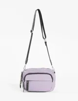 Bandolera mediana color lila de poliéster con correa negra ajustable.