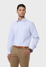 Camisa de vestir celeste claro con textura, corte entallado, cuello clásico y mangas largas.