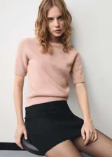 Jersey de punto de manga corta con cuello redondo y diseño recto.