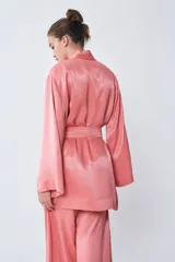 Kimono color durazno con lazo en la cintura.