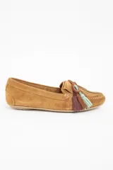 Mocasin de gamuza color camel, con detalle de flecos decorativos en la parte frontal en tonos marrón, violeta y verde agua.