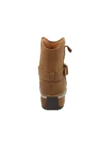 Botin de cuero color café de la marca RKF, con diseño de inspiración western, taco bajo y tira con hebilla metálica ajustable alrededor del tobillo.