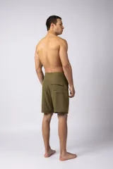Short de baño color bordó con cordón de ajuste blanco en la cintura y pequeño parche con logo en el ruedo.