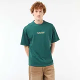 Remera verde oscuro de manga corta y corte holgado, con cuello redondo y delicado bordado frontal en contraste.