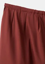 Pantalón largo color bordó de diseño globo, con cintura ajustable elastizada y dos bolsillos laterales.