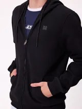 Canguro azul marino con capucha, cierre frontal, bolsillos tipo canguro y logo de la marca en el pecho.