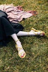 Sandalias amarillas de tiras finas, con interior en piel.