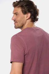 Remera básica de algodón color azul marino, de manga corta, con cuello redondo y logo bordado en el frente.