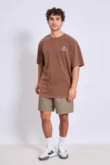 Remera de algodón color marrón con efecto lavado, corte oversize y estampa pequeña en el pecho con el logo de The Urban Club.