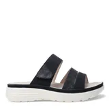 Sandalias de plataforma con diseño de tres tiras, combinando texturas lisas y con relieve en tonos beige y rosado. Cuenta con cierre de velcro ajustable y suela ergonómica blanca.