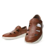 Sandalias de cuero color marrón con diseño calado en la parte superior, cierre de velcro lateral y suela de goma blanca.