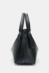 Mini bolso tipo shopper confeccionado en material trenzado color beige, con detalles en cuero sintético marrón. Cuenta con asa de mano fija y correa bandolera extraíble, además de una cartera interior con cierre.