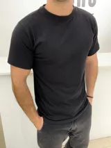 Remera básica de manga corta y cuello redondo, color negro, de corte clásico y ajuste cómodo.