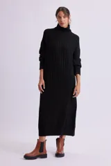 Vestido largo negro de punto canale con cuello alto y mangas largas.