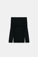 Jersey de punto liso color negro, con escote recto tipo off-shoulder con vuelta y manga larga.
